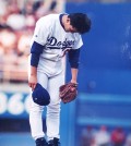 This file photo shows Park Chan-ho greeting the crowd with a traditional Korean bow. It became his signature move during the middle of his eight-year stint with the Los Angeles Dodgers, which began in 1994. (Korea Times file)