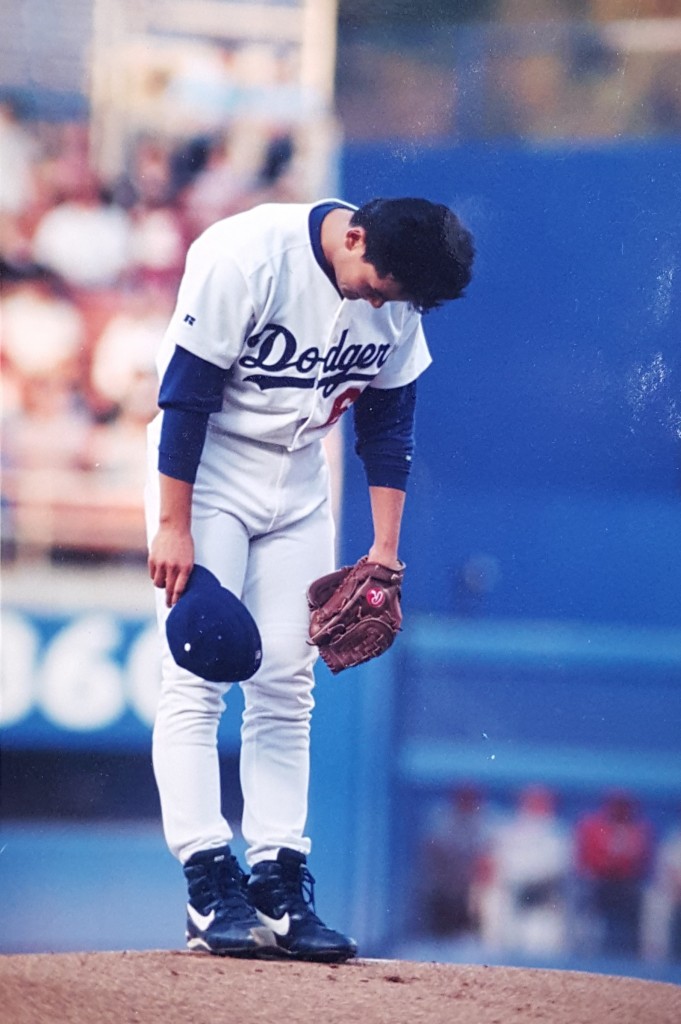 This file photo shows Park Chan-ho greeting the crowd with a traditional Korean bow. It became his signature move during the middle of his eight-year stint with the Los Angeles Dodgers, which began in 1994. (Korea Times file)