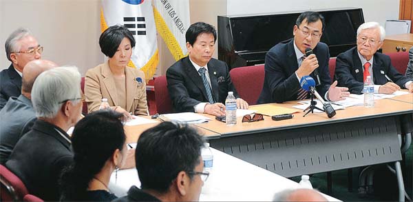 Los Angeles Korean American community organization leaders gathered Tuesday to launch a campaign encouraging eligible Korean nationals to participate in overseas voting registration for the upcoming legislative election in Korea. (Park Sang-hyuk/Korea Times)