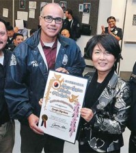 Laura Jeon, a KAFLA leader, second from right, presents a certificate of gratitude to LAPD Olympic Division Detective Sergio Martinez Wednesday. (Park Sang-hyuk/Korea Times)
