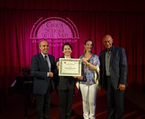 Lim Hyung-joo, second from left, was named an honorary professor of Civica Scuola delle Arti in Rome. (Yonhap)