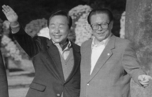 This November 1995 file photo shows President Kim Young-sam (L) meeting with Chinese President Jiang Zemin in Osaka, Japan. Kim, who served as South Korea's president from 1993-1998, died at Seoul National University Hospital on Nov. 22, 2015, after being hospitalized due to a high fever. He was 88. Kim formally ended decades of military rule in South Korea and accepted a massive international bailout during the 1997-1998 Asian financial crisis. (Yonhap)
