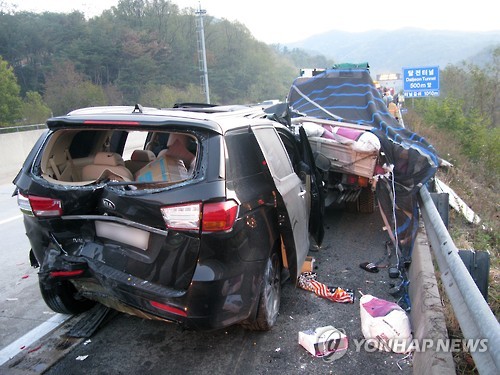 A five-car accident involving two TV show "Real Men" staff vehicles occurred on the Daegu-Pohang Expressway in South Korea Monday. (Yonhap)