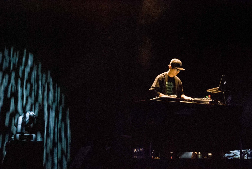 South Korean musician DJ Son performs a solo set before introducing Garion to the stage at USC's Bovard Auditorium on Nov. 17, 2015. (Brian Han/Korea Times)