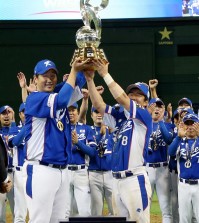 South Korea's Lee Dae-ho (L) and Jeong Keun-woo hold up the trophy as they celebrate after defeating the United States in the final of WBSC Premier 12 baseball tournament at Tokyo Dome in the Japanese capital on Nov. 21, 2015. South Korea won the match 8-0 to become the inaugural champion of the tournament. (Yonhap)