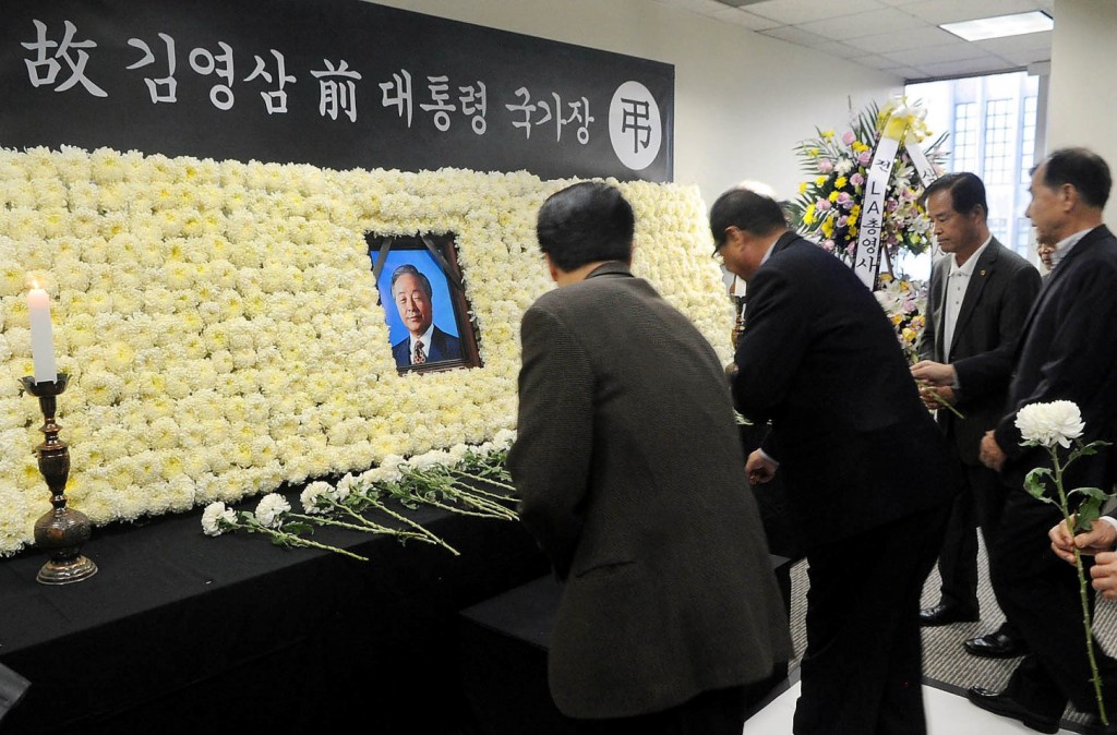 Los Angeles Korean American community leaders pay their respects to former President Kim Young-sam inside Los Angeles Korean Consulate. (Park Sang-hyuk/Korea Times)