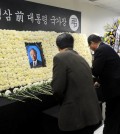 Los Angeles Korean American community leaders pay their respects to former President Kim Young-sam inside Los Angeles Korean Consulate. (Park Sang-hyuk/Korea Times)