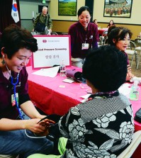 Koreatown seniors participated in free medical examinations by Cedars-Sinai Medical Center and the Los Angeles Department of Aging Wednesday inside the Koreatown Senior and Community Center. (Park Sang-hyuk/Korea Times)