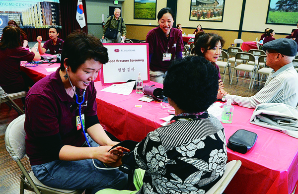 Koreatown seniors participated in free medical examinations by Cedars-Sinai Medical Center and the Los Angeles Department of Aging Wednesday inside the Koreatown Senior and Community Center. (Park Sang-hyuk/Korea Times)