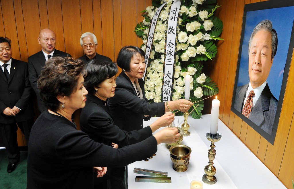 Los Angeles Korean American community leaders pay their respects to former President Kim Young-sam inside the local association center. (Park Sang-hyuk/Korea Times)