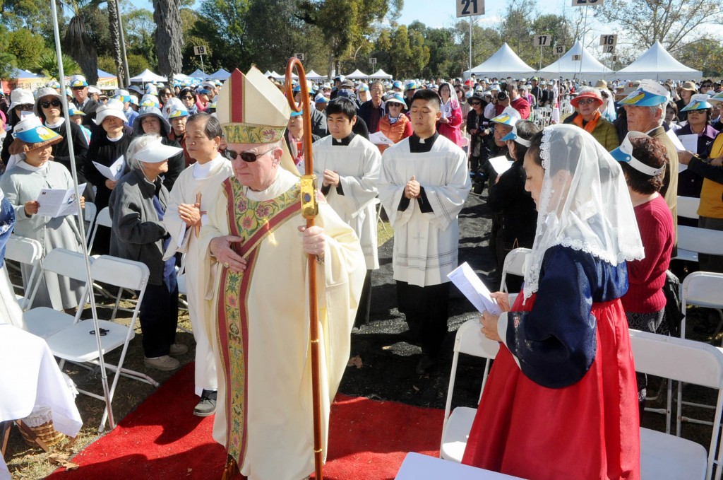 Bishop Kevin Vann led a mass with 2,500 Korean Catholics inside El Dorado Park in Long Beach Thursday. (Park Sang-hyuk/Korea Times)