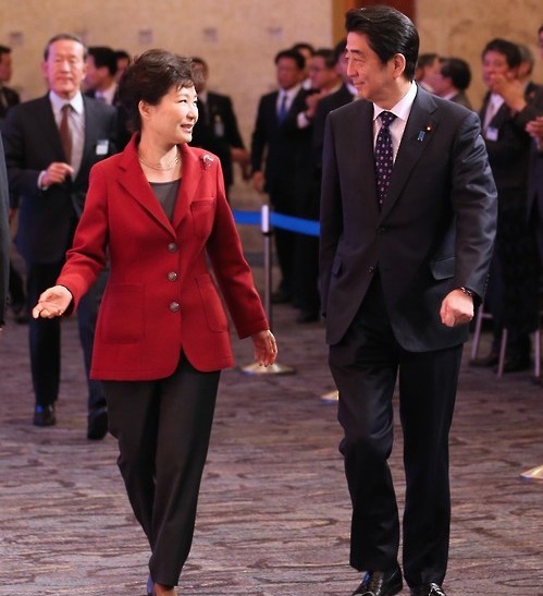 South Korean President Park Geun-hye and Japanese Prime Minister Shinzo Abe arrive at a Seoul hotel on Nov. 1, 2015, to attend a business summit, which brought together about 400 business leaders from South Korea, Japan and China. The summit was jointly organized by the Federation of Korean Industries, the Japan Business Federation and the China Council for the Promotion of International Trade. (Yonhap)