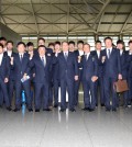 The South Korean team poses at Incheon International Airport on Friday before departing for Sapporo, Japan, to play its opening game against Japan Sunday at the World Baseball Softball Confederation Premier 12 tournament. (Yonhap)