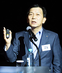 CJ CGV CEO Seo Jung speaks to reporters at a CGV-owned theater in Cheongdam-dong, Seoul, Wednesday evening. He said he will make the all-out effort to turn the nation's largest multiplex chain into the world's no.1 cinema company with 10,000 screens worldwide by 2020. (Courtesy of CJ CGV)