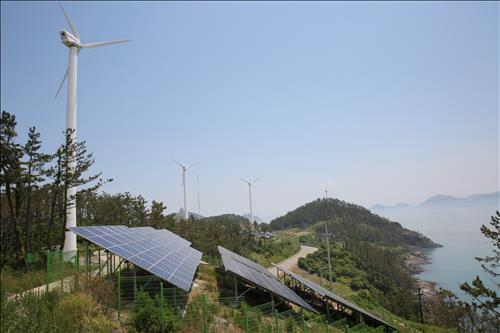 Shown is a photo of South Korea's energy-independent island of Gasado, located some 470 kilometers south of Seoul, where wind and solar power sources supply more than 80 percent of the island's overall consumption. This will provide the basis of the Amazonian farming project proposed by South Korea. (Photo courtesy of KEPCO)