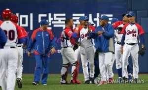 Cuba defeated South Korea 3-1 in a second round of an exhibition baseball game held on Nov. 5, 2015 at Gocheok Sky Dome in western Seoul.(Yonhap)