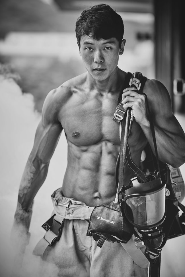 Fireman Koh Dong-woo at Seodaemun Fire Station in central Seoul modeled for the month of May in next year's calendar made by Seoul City to raise funds for burn victims.  (Courtesy of Seoul Metropolitan Government)