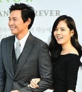 Yun Jung-hoon, left, and Han Ga-in are expecting their first child. (Newsis)