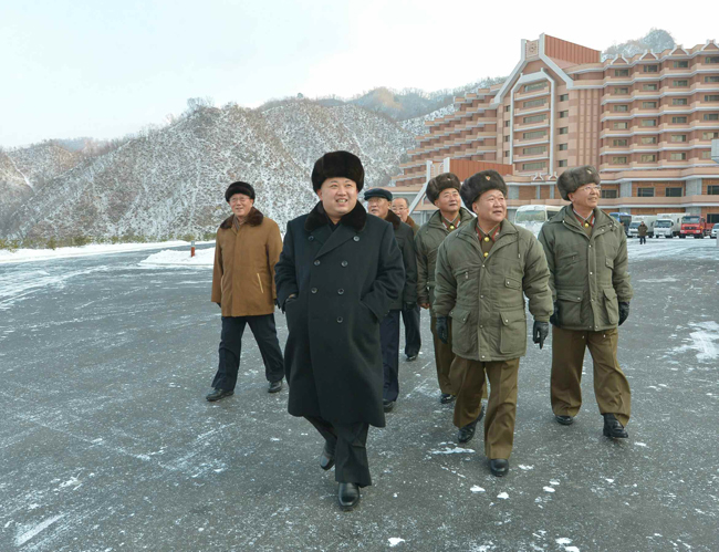 North Korean leader Kim Jong-un looks around the Masik Pass Ski Resort with his aides in this photo taken in December 2013. North Korea has been stepping up efforts to draw international tourists since Kim took power in December 2011. (Korea Times file)