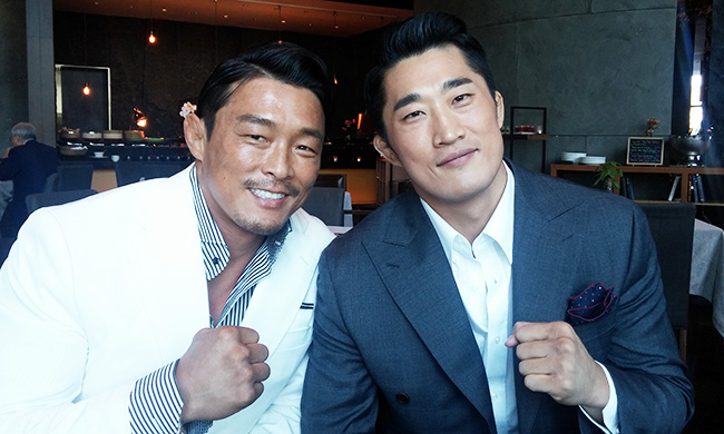 Ultimate Fighting Championship fighters Choo Sung-hoon (left) and Kim Dong-hyun (Korea Times file)