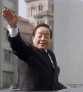 This 1993 file photo shows former President Kim Young-sam waving during a car parade after being sworn in as South Korea's 14th president. Kim, who has been hospitalized due to a high fever, died at Seoul National University Hospital on Nov. 22, 2015, the hospital said. He was 88. Kim formally ended decades of military rule in South Korea and accepted a massive international bailout during the 1997-1998 Asian financial crisis. (Yonhap)