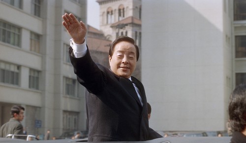 This 1993 file photo shows former President Kim Young-sam waving during a car parade after being sworn in as South Korea's 14th president. Kim, who has been hospitalized due to a high fever, died at Seoul National University Hospital on Nov. 22, 2015, the hospital said. He was 88. Kim formally ended decades of military rule in South Korea and accepted a massive international bailout during the 1997-1998 Asian financial crisis. (Yonhap)
