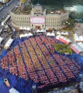 Kimchi makers form a heart shape at Seoul Plaza during the "Seoul Kimchi Festival" in 2014. (Courtesy of Seoul Metropolitan Government)