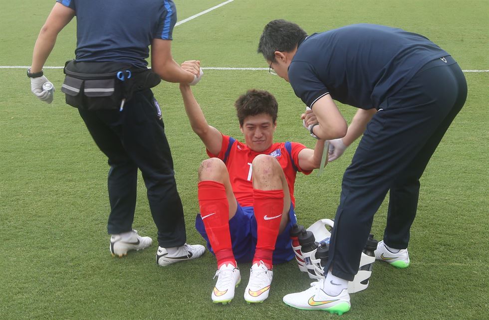 S. Korean midfielder Lee Chung-yong may not be available at the upcoming World Cup qualifier due to another foot injury that he sustained (Yonhap)