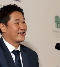 South Korean baseball player Lee Dae-ho speaks at a press conference announcing his intent to play in Major League Baseball in Seoul on Nov. 3, 2015. (Yonhap)