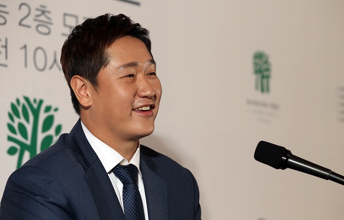 South Korean baseball player Lee Dae-ho speaks at a press conference announcing his intent to play in Major League Baseball in Seoul on Nov. 3, 2015. (Yonhap)