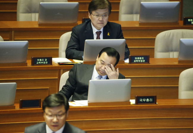 South Korea's Prime Minister participates in the National Assembly. Rival political parties in the country are still very much at odds regarding state-issued history textbooks for students. (Yonhap)
