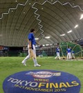 The South Korean national team in the Premier 12 baseball tournament practice at the Tokyo Dome in Japan on Nov. 20, 2015 as they prepare for the championship final. S. Korea will meet the U.S. for the title. (Yonhap)