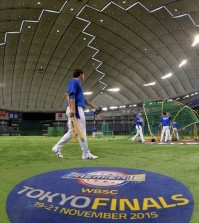 The South Korean national team in the Premier 12 baseball tournament practice at the Tokyo Dome in Japan on Nov. 20, 2015 as they prepare for the championship final. S. Korea will meet the U.S. for the title. (Yonhap)