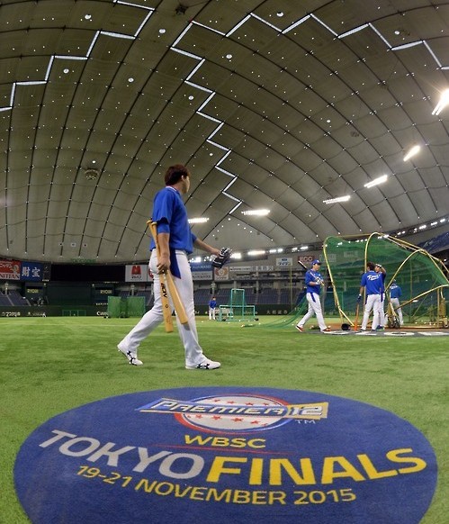 The South Korean national team in the Premier 12 baseball tournament practice at the Tokyo Dome in Japan on Nov. 20, 2015 as they prepare for the championship final. S. Korea will meet the U.S. for the title. (Yonhap)