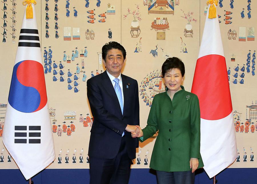 South Korean President Park Geun-hye, right, and Japanese Prime Minister Shinzo Abe pose for photos before their meeting at the presidential Blue House in Seoul, South Korea, Monday, Nov. 2, 2015. (Lee Jung-hun/Yonhap)