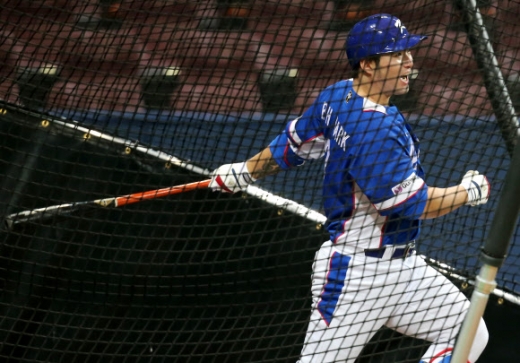 South Korea's Park Byung-ho takes batting practice at Gocheok Sky Dome in Seoul on Nov. 3, 2015, ahead of a game against Cuba. (Yonhap)
