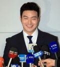 South Korean baseball player Park Byung-ho smiles during his press conference at Incheon International Airport on Nov. 29, 2015. (Yonhap)