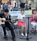 Police lieutenant Song Jun-han plays the guitar on a street near Hongik University, Seoul. (Yonhap)