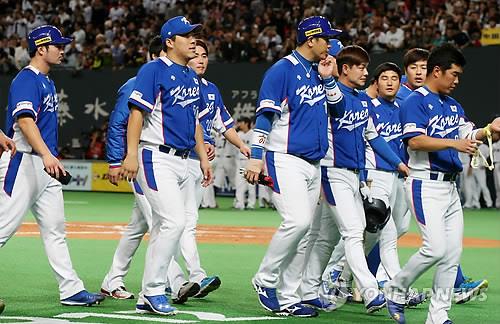 South Korean players walk off the field after losing to Japan 5-0 at the Premier 12 baseball tournament in Sapporo, Japan, on Nov. 8, 2015. (Yonhap)