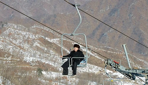 This 2013 file photo shows Kim Jong-un on ski lift at Masikryong Ski Resort in Kangwon Province. (Yonhap)
