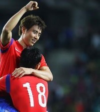 Koo Ja-cheol (center) and Ji Dong-won (right) of South Korea celebrate Koo's goal in the first half of the team's World Cup qualifier against Myanmar at Suwon World Cup Stadium in Suwon, Gyeonggi Province, on Nov. 12, 2015. (Yonhap)