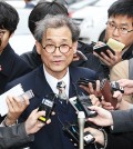 Choi Mong-ryong, professor emeritus at Seoul National University, answers reporters' questions in front of his house in Yeouido, Seoul, Friday. He said he will not take part in writing the history textbook after news reports that he sexually harassed a newspaper reporter. ( Yonhap)