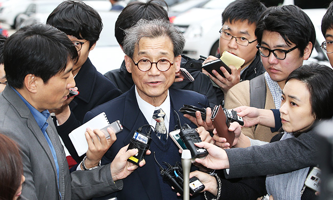Choi Mong-ryong, professor emeritus at Seoul National University, answers reporters' questions in front of his house in Yeouido, Seoul, Friday. He said he will not take part in writing the history textbook after news reports that he sexually harassed a newspaper reporter. ( Yonhap)