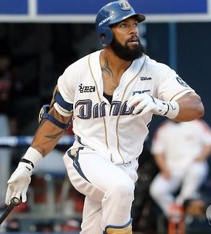 Eric Thames of the NC Dinos watches his solo home run against the Lotte Giants in Changwon, South Korea, on July 1, 2015. (Yonhap file photo)