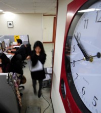 South Korean office employees work night hours in this file photo. (Korea Times file)