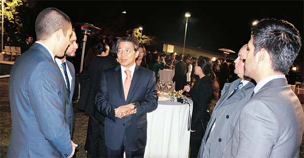 Los Angeles Consul General Kim Hyun-myung, center, speaks to Hispanic community leaders Thursday night.