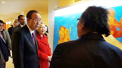 United Nations Secretary-General Ban Ki-moon and his wife, Yoo Soon-taek, visit an exhibition by Korean artist Kim Geun-tae inside U.N. headquarters Thursday for International Day of Persons with Disabilities. (Yonhap)