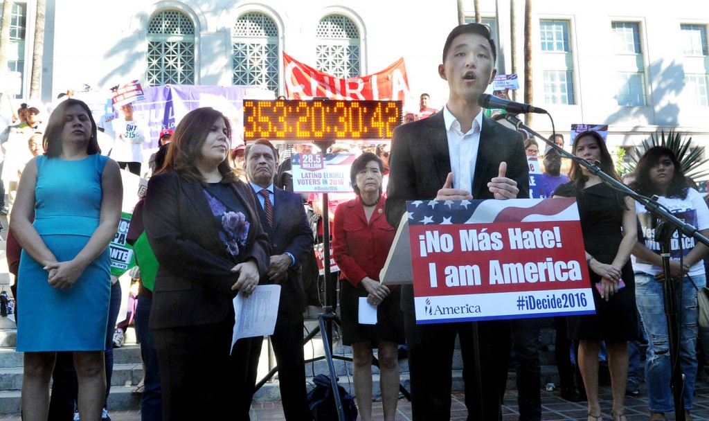 Local immigration groups are pushing for Obama's executive order, introduced last year in November, which would expand DACA and implement DAPA, as it faces opposition from 26 states. (Park Sang-hyuk/Korea Times)