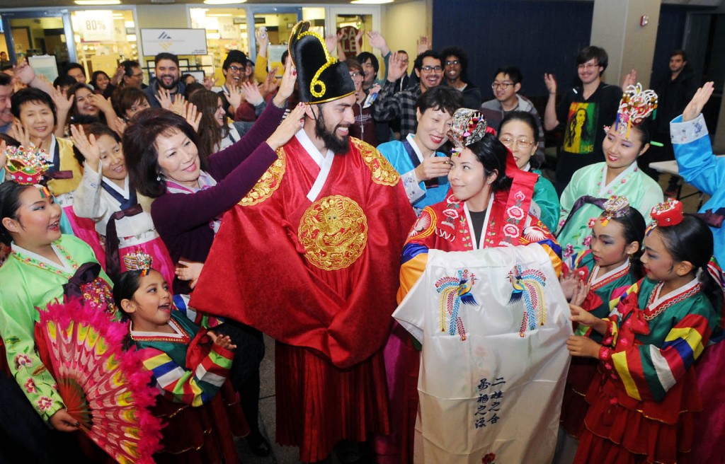 Two locals who came out to a Korean culture promotion event at College of the Canyons in Santa Clarita, California, Thursday try on traditional garb. (Park Sang-hyuk/Korea Times)