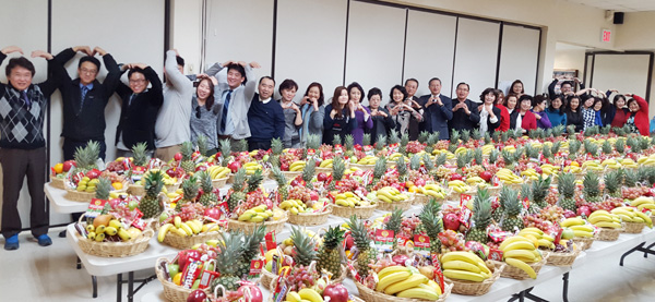 The Korean American Presbyterian Church of Queens in New York handed out fruit baskets to local shelters and organizations in time for the holidays Thursday.